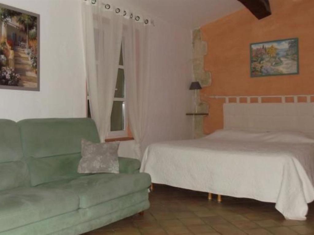 Domaine Saint Victor La Tour-d'Aigues Exterior photo